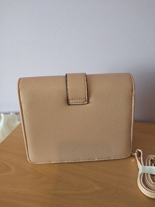 Bolso beige con hebilla y correa