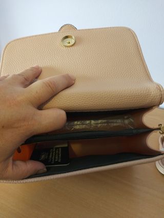 Bolso beige con hebilla y correa