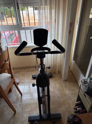 Bicicleta estática para entrenar en casa