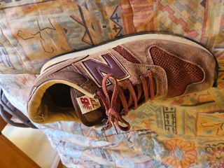 New Balance Marrones y Rojas
