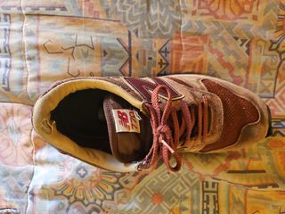 New Balance Marrones y Rojas