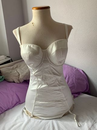 Corsé blanco vintage con ligueros