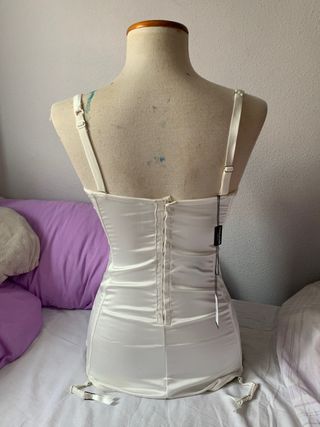 Corsé blanco vintage con ligueros