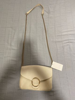 Bolso de fiesta beige con cadena dorada