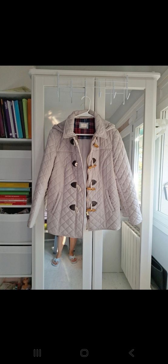 Parka beige acolchada con capucha