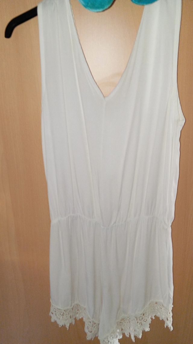 Mono de tirantes blanco con encaje