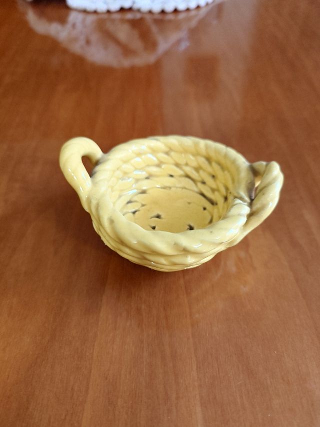 Cesta de porcelana amarilla con asas