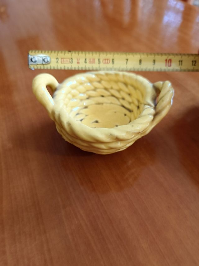 Cesta de porcelana amarilla con asas