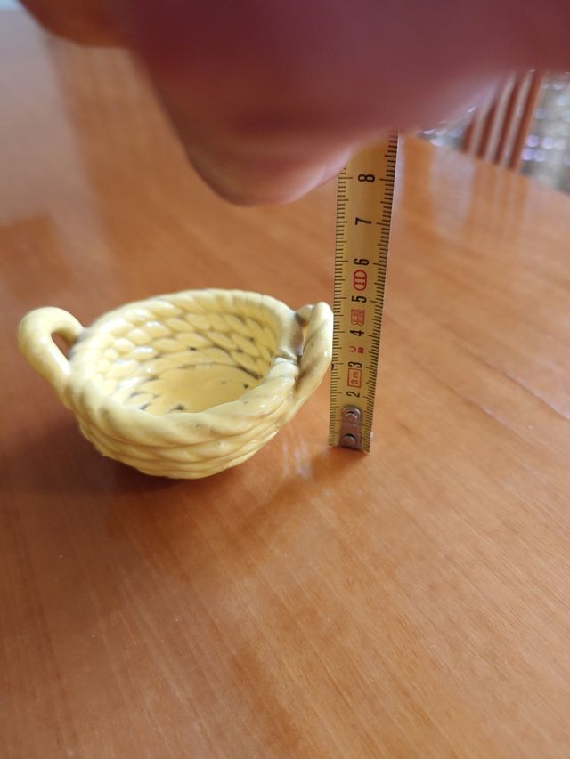 Cesta de porcelana amarilla con asas