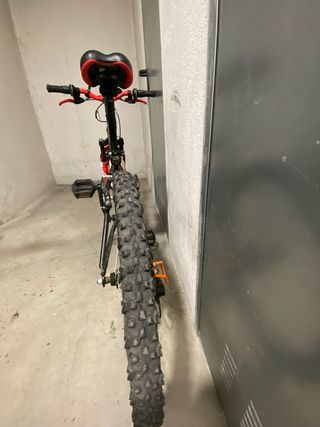 Bicicleta BTWIN Negra y Roja