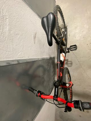 Bicicleta BTWIN Negra y Roja