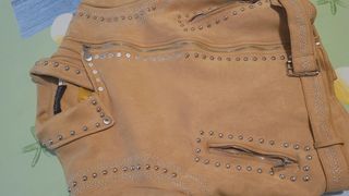 Chamarra Beige con Tachuelas