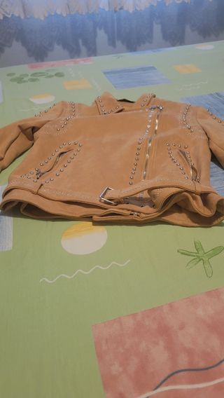 Chamarra Beige con Tachuelas