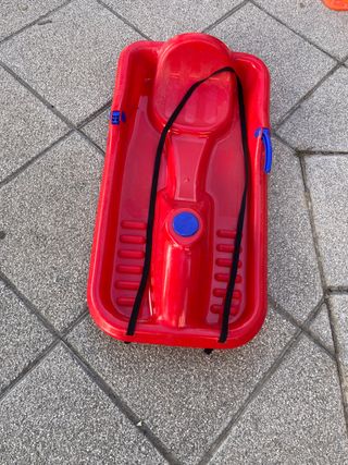 Trineo rojo para nieve
