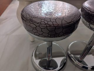 Taburetes antiguos grises y plateados