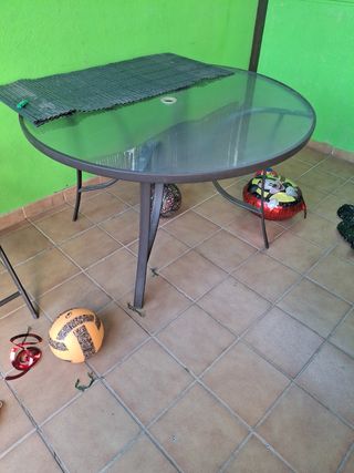 Mesa de terraza redonda de cristal y metal