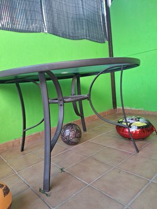 Mesa de terraza redonda de cristal y metal