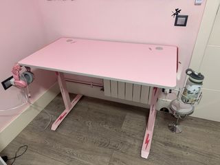 Mesa gaming rosa con diseño de rayo.
sin marca