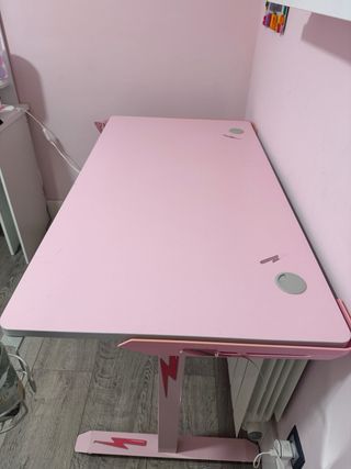 Mesa gaming rosa con diseño de rayo.
sin marca