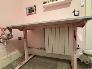 Mesa gaming rosa con diseño de rayo.
sin marca