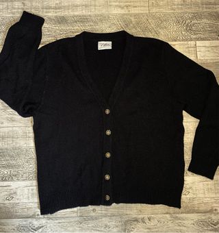 Jersey negro con botones dorados