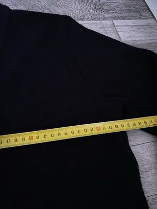 Jersey negro con botones dorados