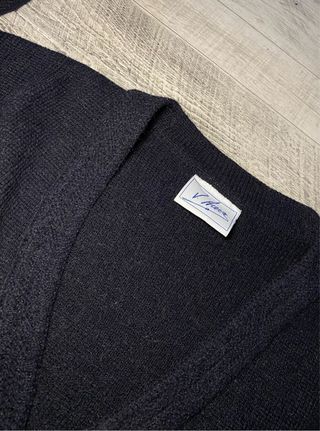Jersey negro con botones dorados