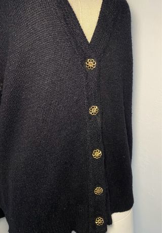 Jersey negro con botones dorados