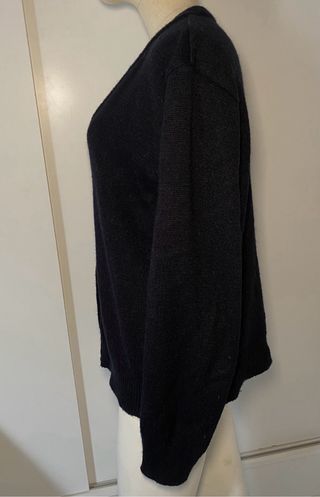 Jersey negro con botones dorados