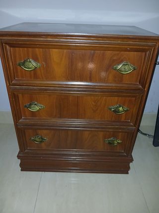 Mesa de noche de madera con detalles dorados