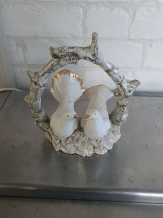 Figura cerámica pareja de palomas doradas