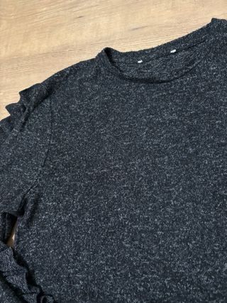 Jersey gris con volantes en mangas