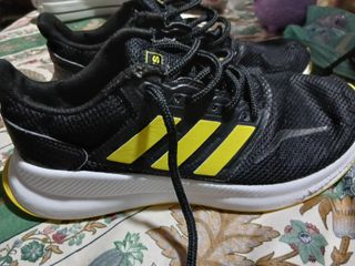 Zapatillas Adidas Negras y Amarillas