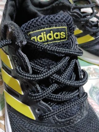 Zapatillas Adidas Negras y Amarillas