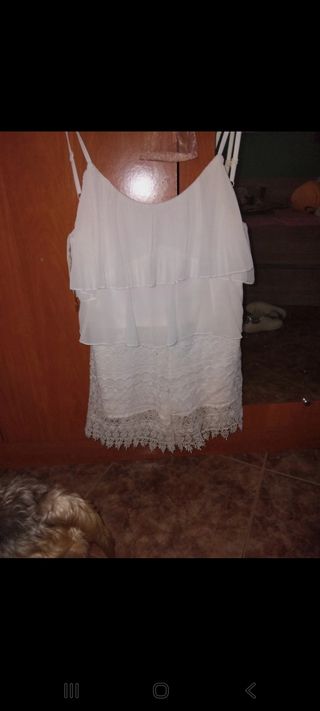 Mono blanco con volantes y encaje