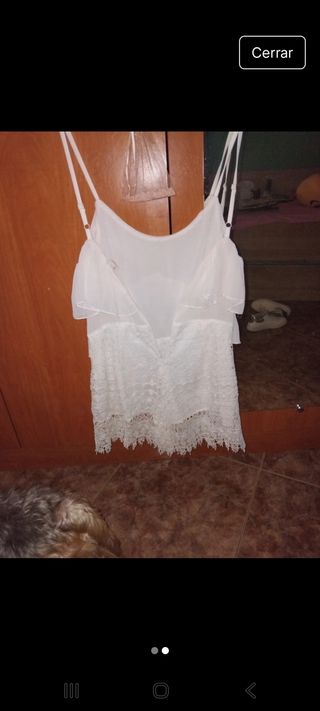 Mono blanco con volantes y encaje