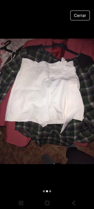Mono blanco con volantes y encaje
