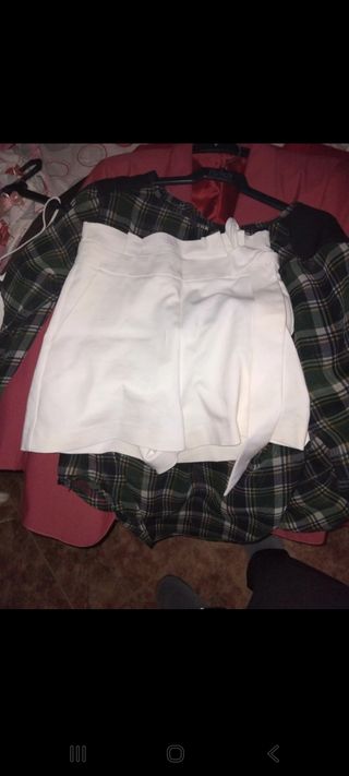 Mono blanco con volantes y encaje