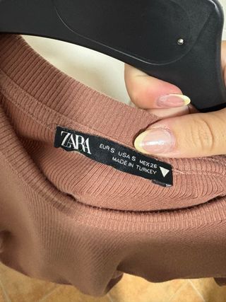 Camiseta Zara marrón con cordones