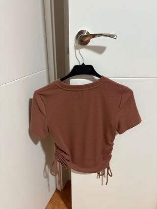 Camiseta Zara marrón con cordones