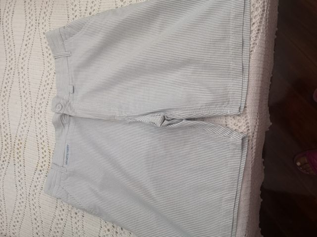 Bermudas de rayas azules y blancas