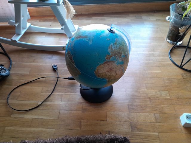 Globo terráqueo con lámpara
