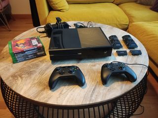 Xbox One + 5 Juegos + 2 Mandos + 2 Cargadores
