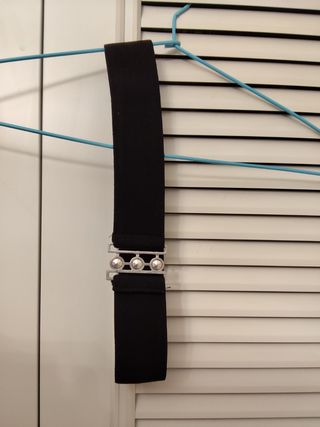 Cinturón negro con hebilla plateada sin marca