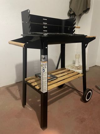 Barbacoa de carbón con utensilios