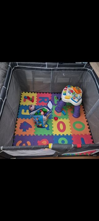 Parque infantil 120x120 cm con alfombra.