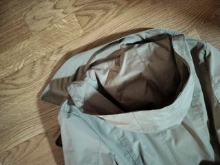 Gabardina beige chubasquera de Tintorett