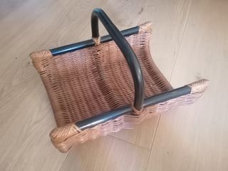 Revistero mimbre y madera