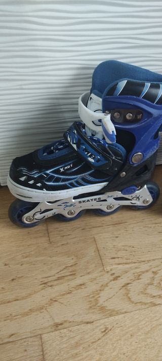 Patines en línea azules y negros