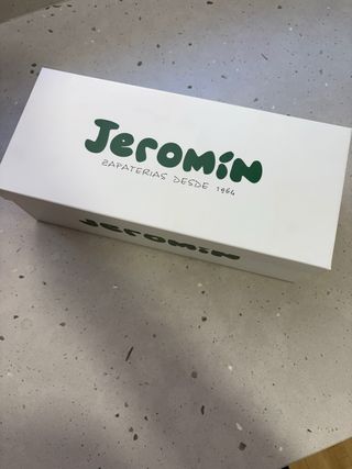 Manoletina niña Jeromin ante gris